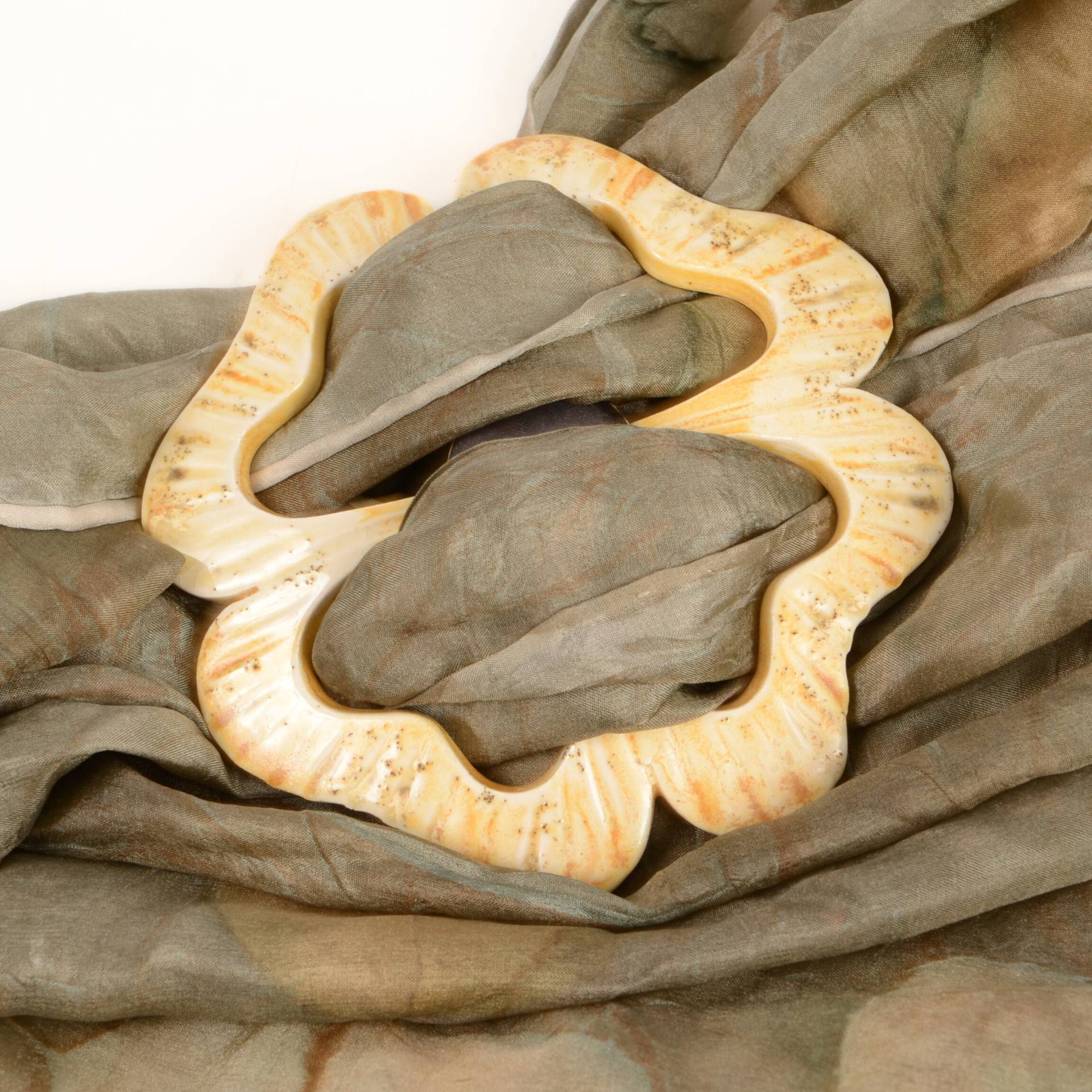 Beige Keramik Schalnadel, Große Sandfarbene Schalnadel Oder Brosche von ingDIZAINAS