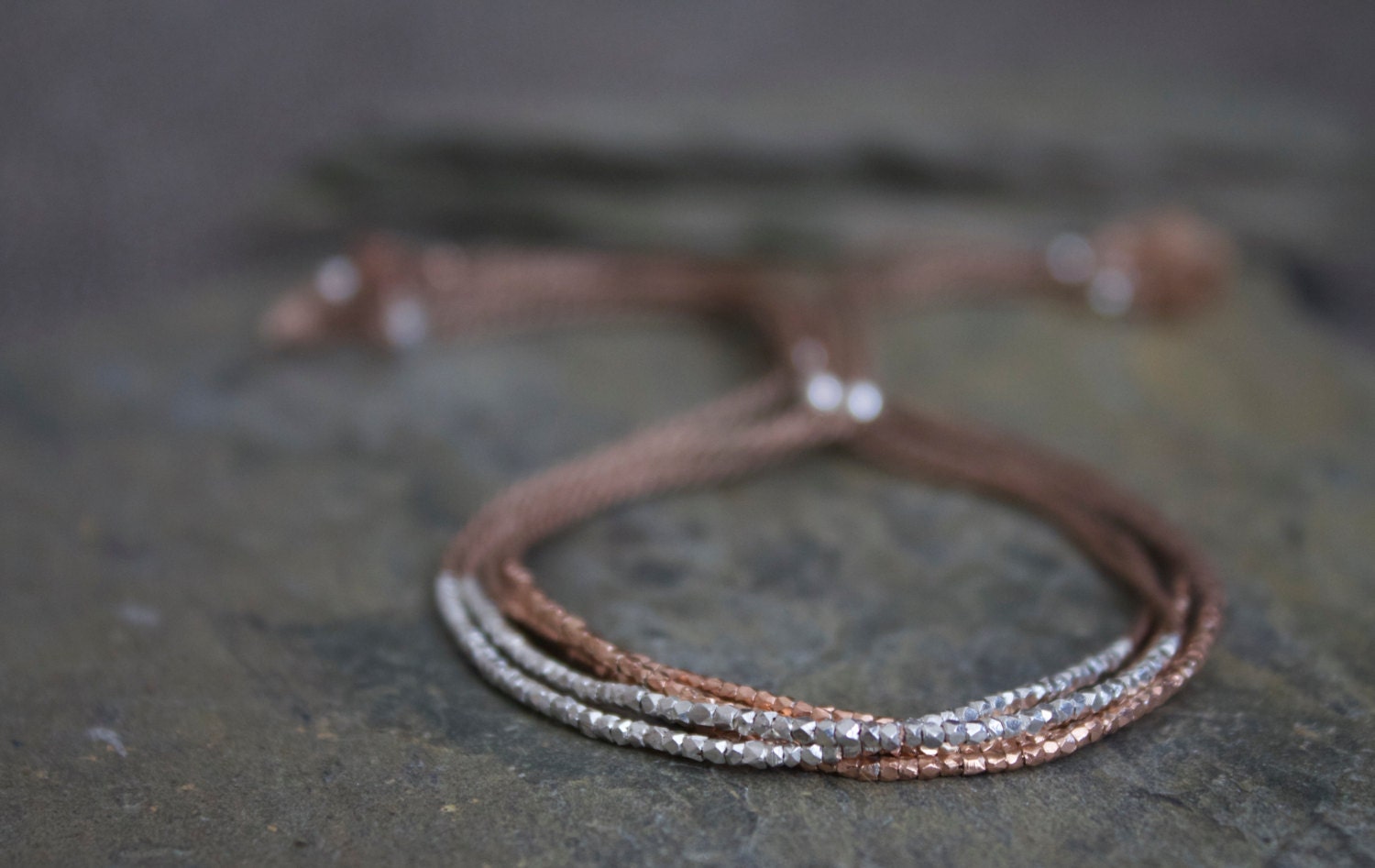 Dünne Silber Armband, Kleine Perlen Wunscharmband, Seide Schnur Rose Gold Schichtung Stapeln Armband von inherstudy