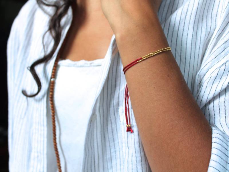 Rote Seide Armband, 24 K Gold Vermeil Perlen Kleine Rot Und Rote Schnur Armband von inherstudy