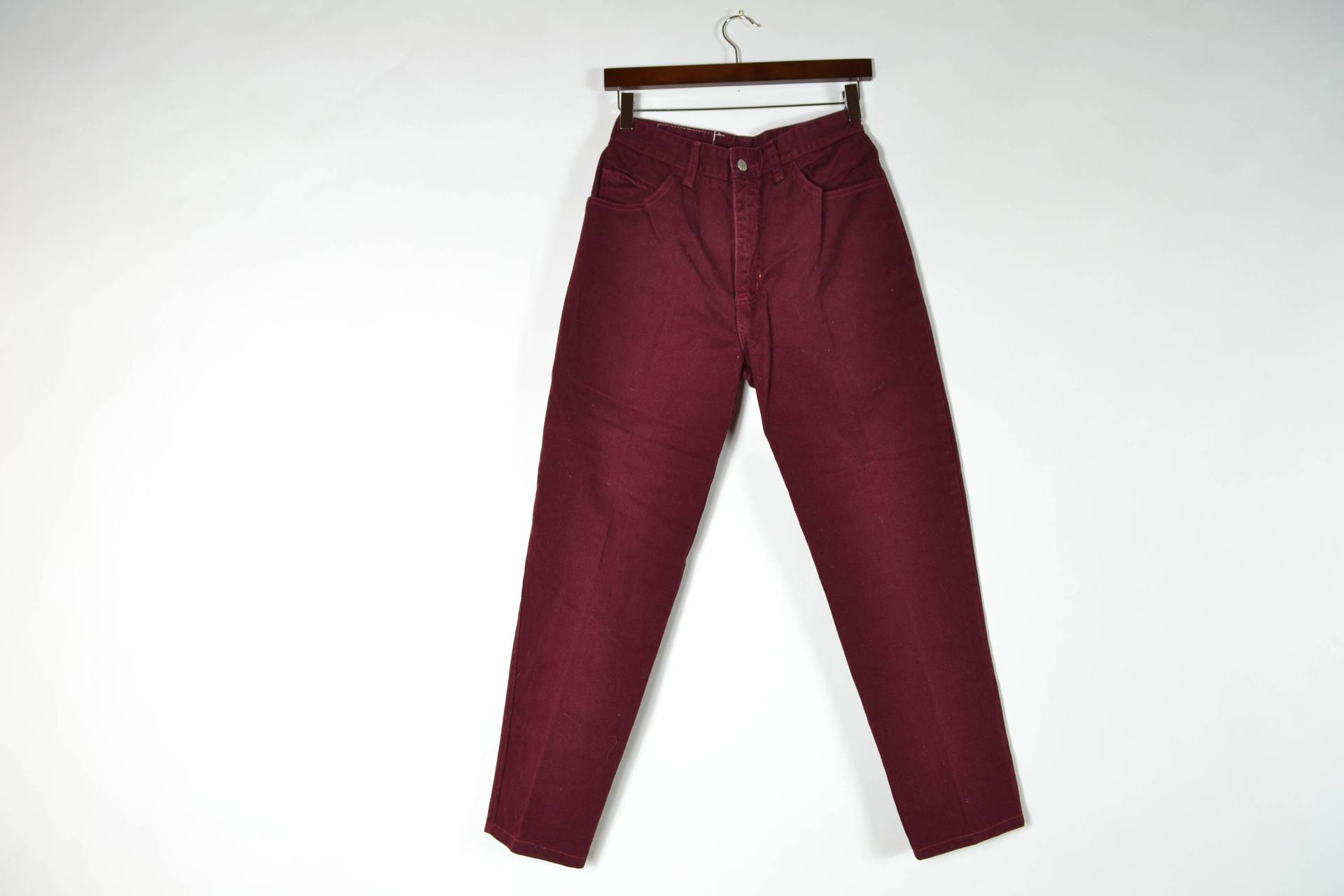 Maroon High Waisted Mom Jeans von inhomage
