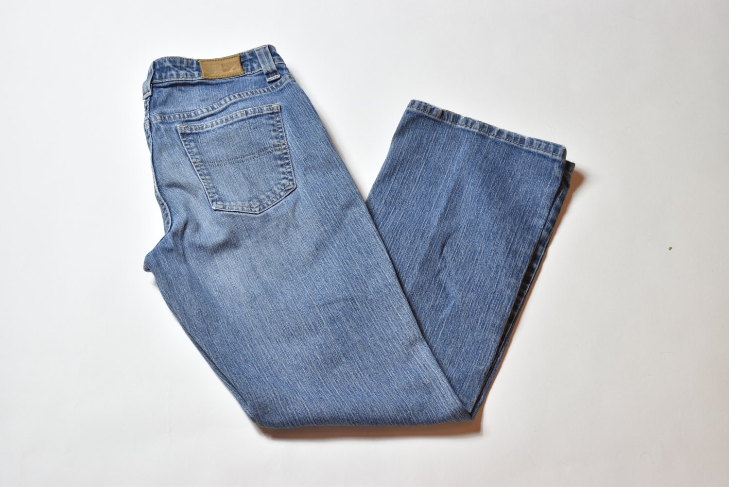 Vintage Blue Tommy Hilfiger Mom Jeans von inhomage