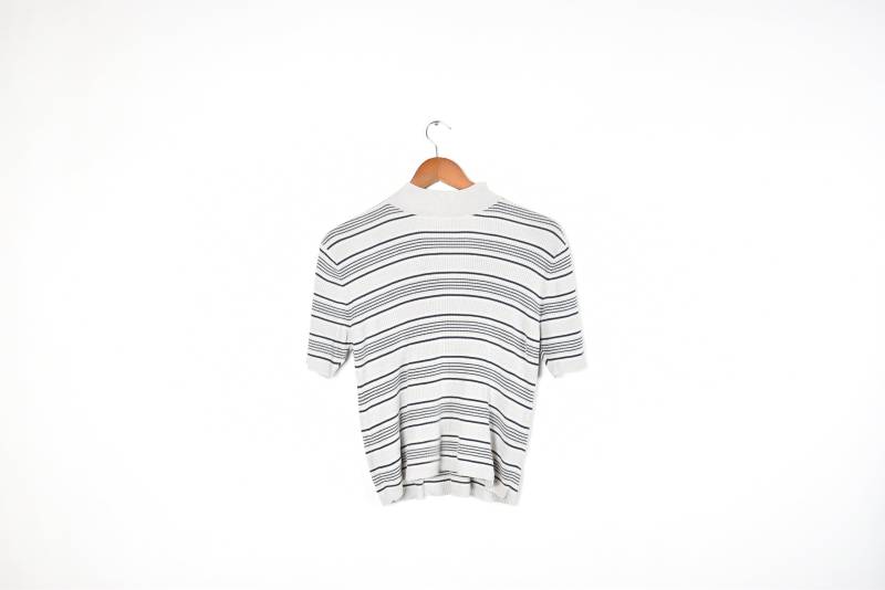 Vintage Grau Und Schwarz Gestreiftes Rollkragen Shirt von inhomage