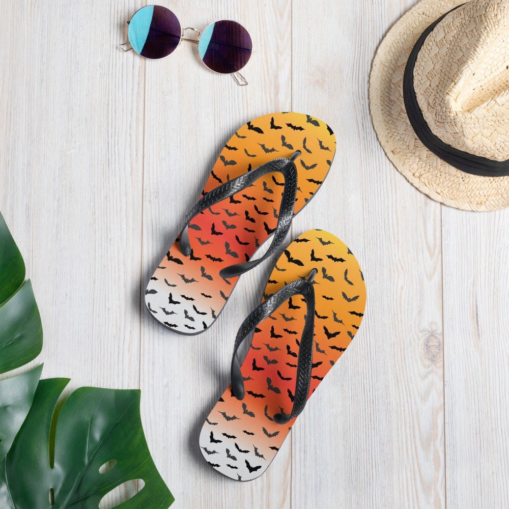 Flip-Flops Halloween Flip Flops Bat Print Tanga Sandalen Schuhe Für Männer Oder Frauen Unisex Kleidung Slide On Flip Flops Flip-Flops Halloween Flip Flops Bat Print Tanga Sandalen Schuhe Für Männer Oder Frauen Unisex Kleidung Slide On Flip Flops von inkbrick