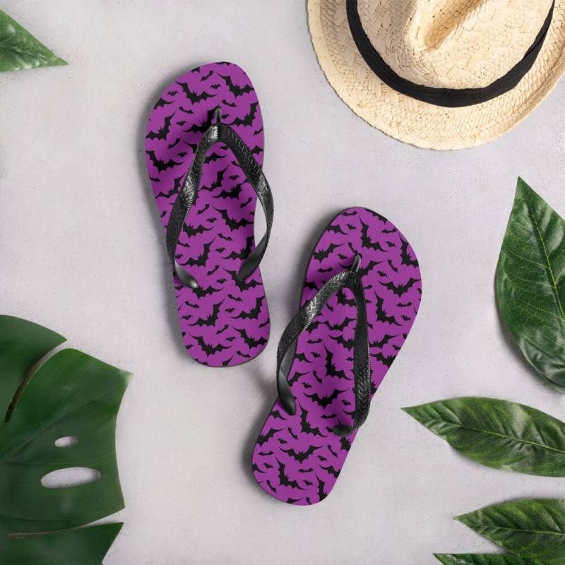 Halloween Flip Flops Fledermaus Print Flip-Flops Lila Und Schwarz Tanga Sandalen Schuhe Für Männer Oder Frauen Unisex Kleidung Slide On Flip Flops von inkbrick