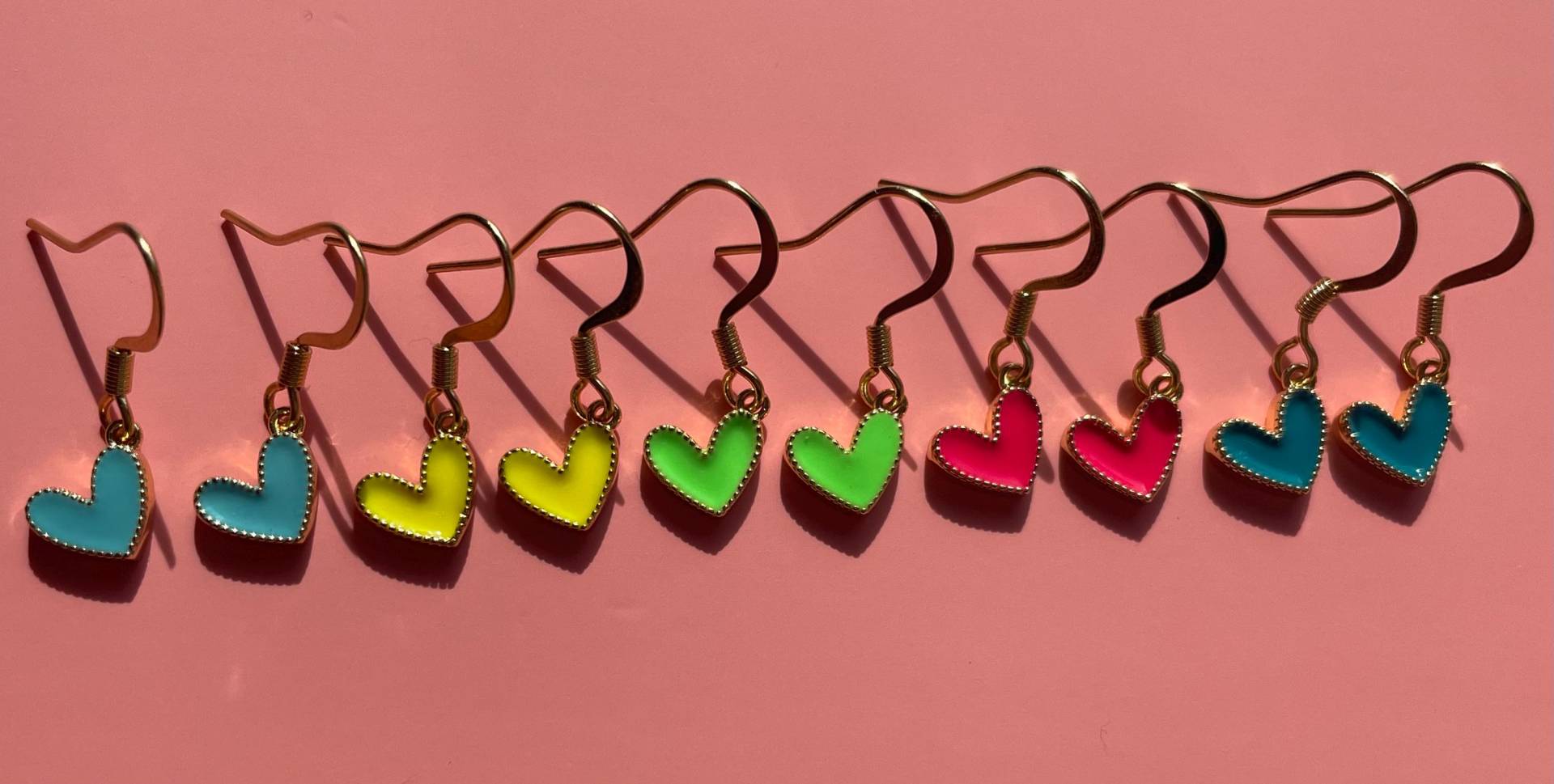 Herz Ohrringe Mit Emaille-Anhänger, 18K Vergoldet - Festival Ohrhänger in Farben Neongrün, Neongelb Mehr Farben Im Shop Herz Ohrringe Mit Emaille-Anhänger, 18K Vergoldet - Festival Ohrhänger in Farben Neongrün, Neongelb Mehr Farben Im Shop von inkilove