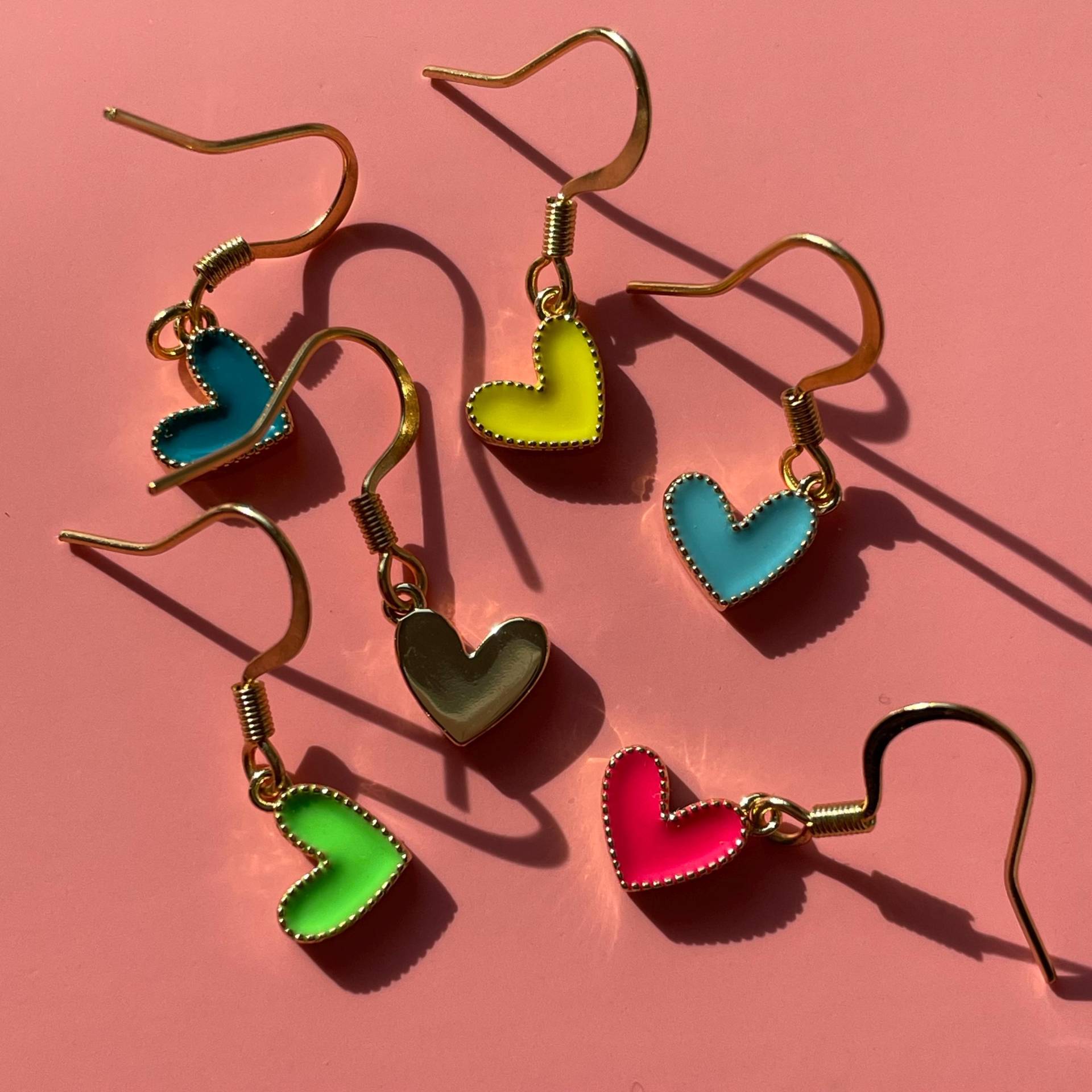 Herz Ohrringe Mit Emaille-Anhänger, 18K Vergoldet - Festival Ohrhänger in Farben Pink, Türkis, Hellblau -Mehr Farben Im Shop Herz Ohrringe Mit Emaille-Anhänger, 18K Vergoldet - Festival Ohrhänger in Farben Pink, Türkis, Hellblau -Mehr Farben Im Shop von inkilove