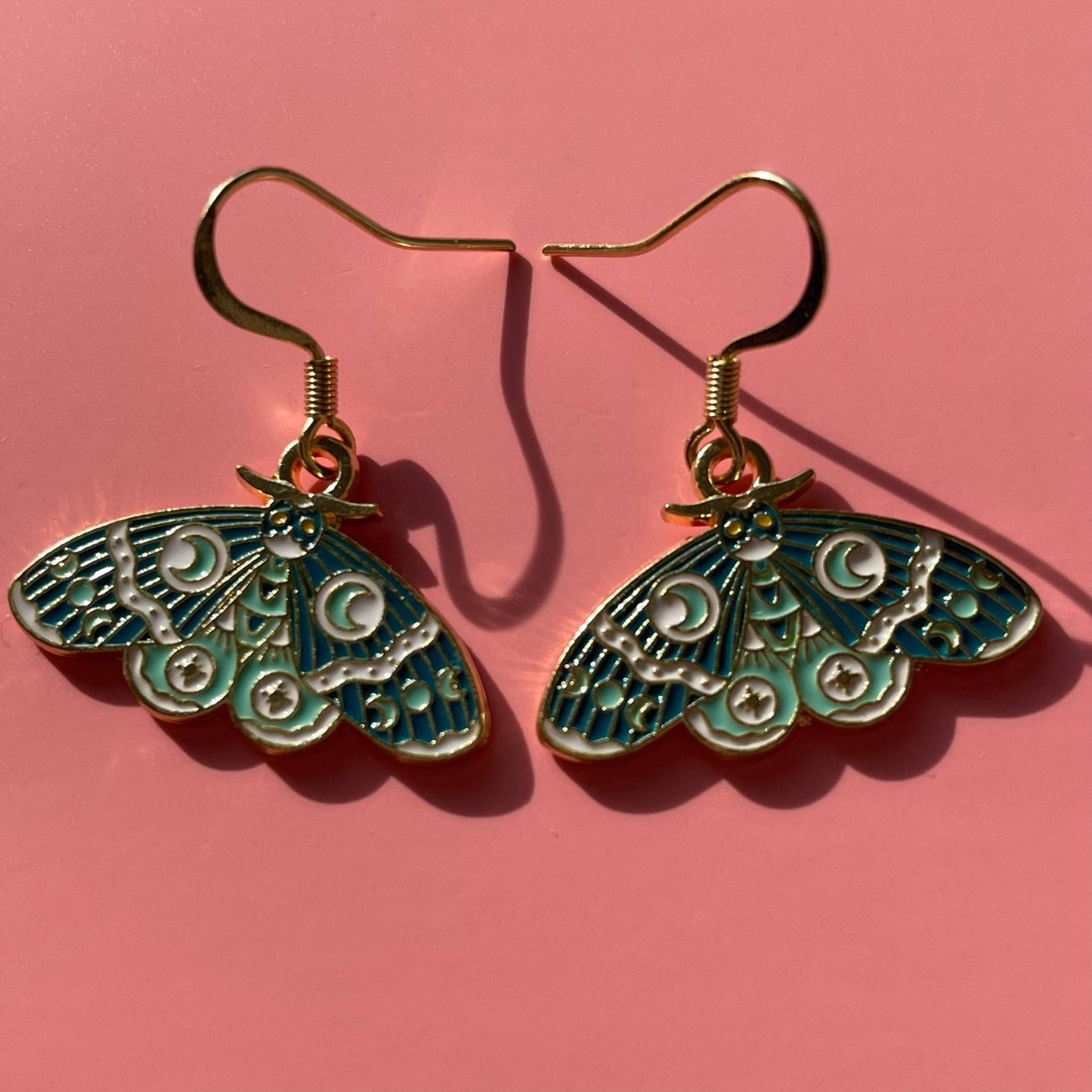 Motten/Schmetterling Ohrringe Mit Emaille-Anhänger in Blau Türkis Weiß Gold - Mond & Sterne Ohrhänger Im Goa Hippie Boho Stil Motten/Schmetterling Ohrringe Mit Emaille-Anhänger in Blau Türkis Weiß Gold - Mond & Sterne Ohrhänger Im Goa Hippie Boho Stil von inkilove