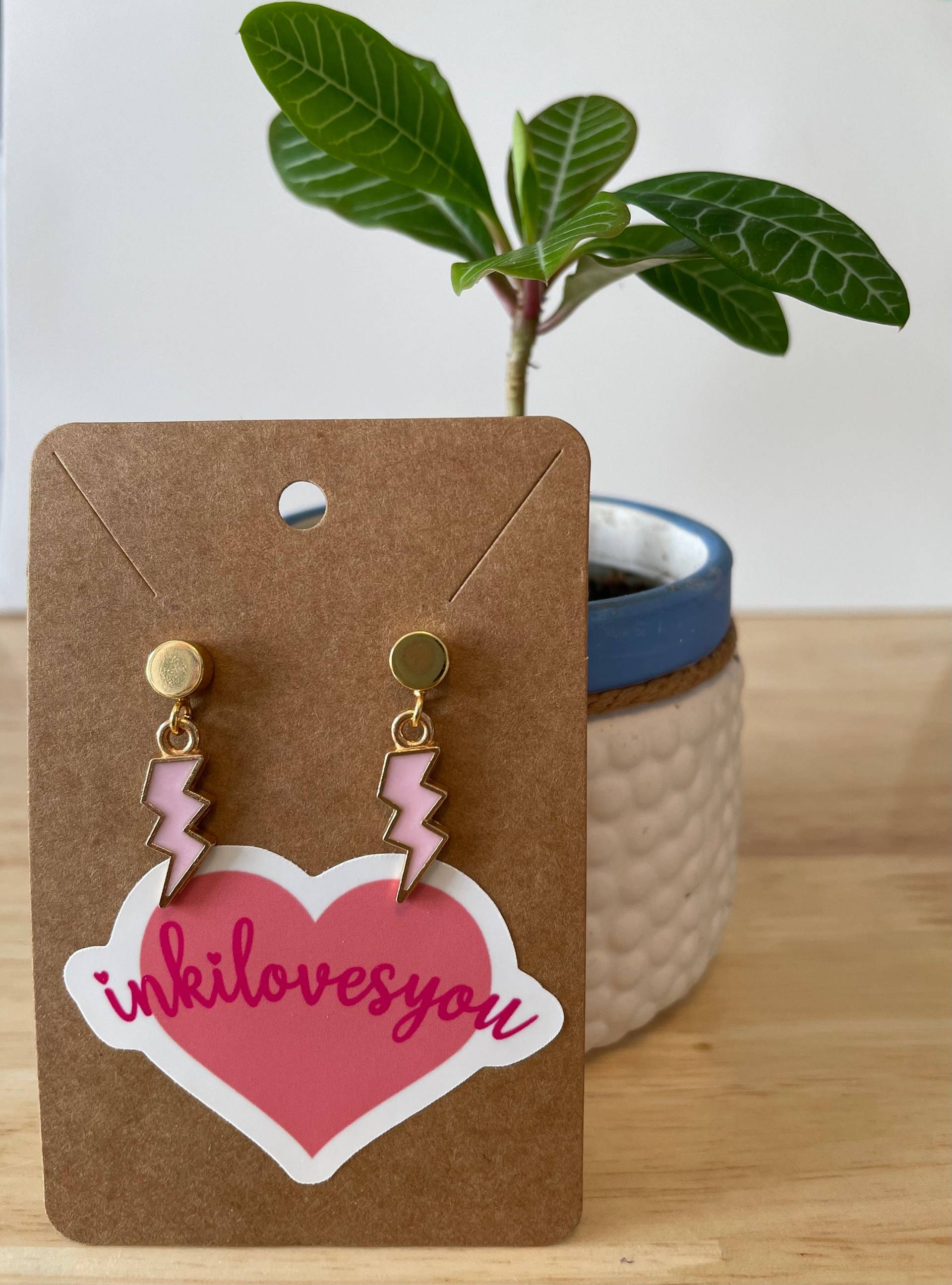 Rosa Blitze Ohrstecker Aus 925 Sterling Silber, Nickelfrei Und 18K Vergoldet Mit Emaille-Anhängern Rosa Blitze Ohrstecker Aus 925 Sterling Silber, Nickelfrei Und 18K Vergoldet Mit Emaille-Anhängern von inkilove
