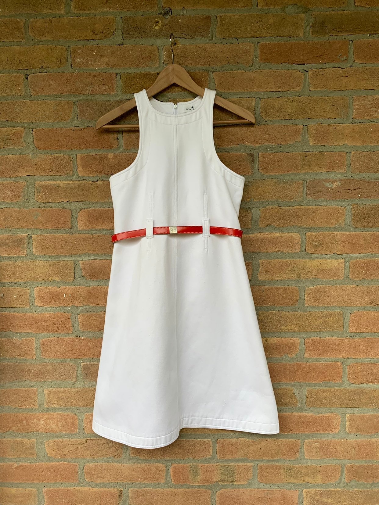 Courreges 70Er Kleid, Größe 38, Weiß Mit Rotem Vinylgürtel von inlove4vintage
