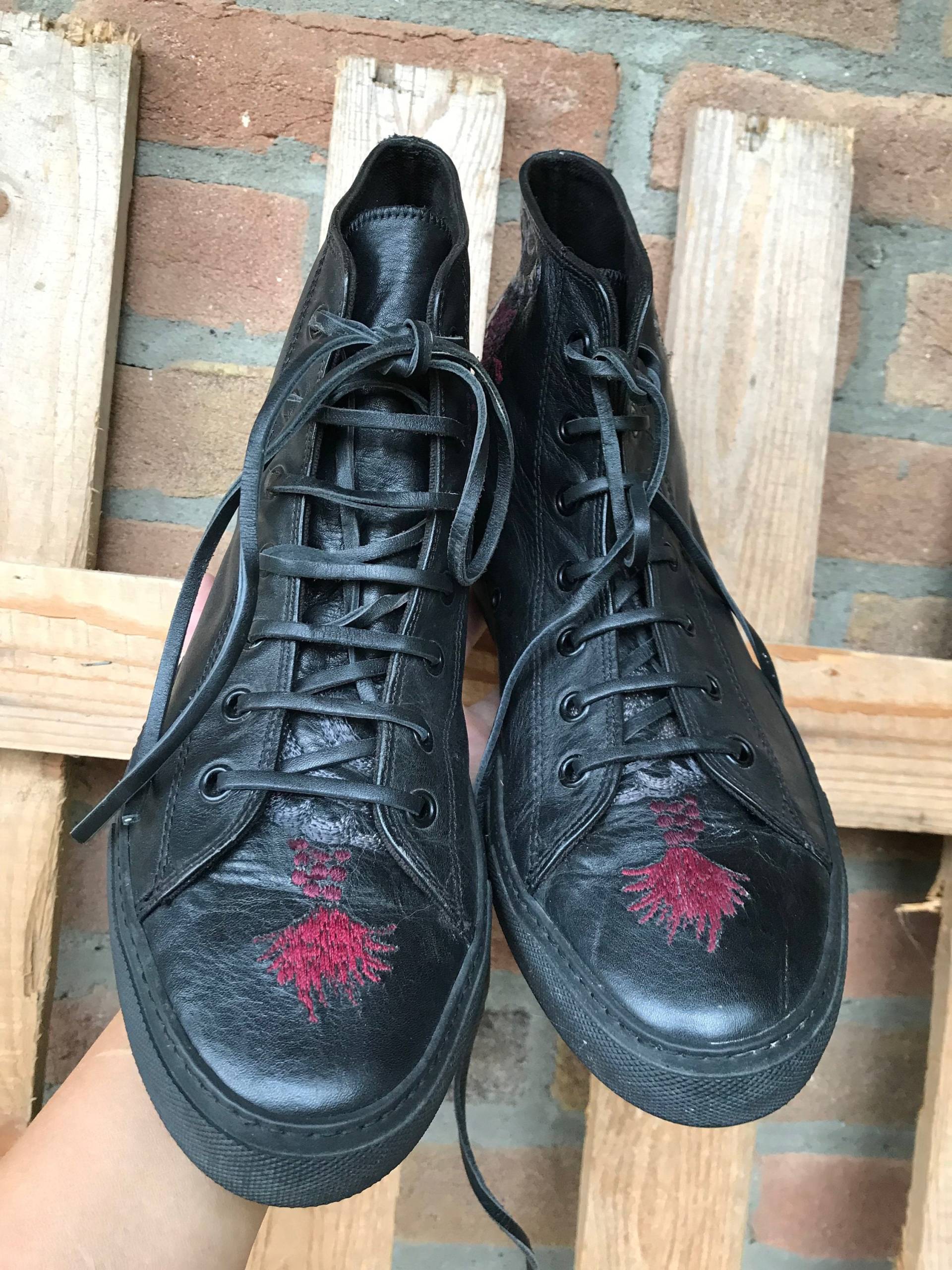 Gucci-Ledersneaker, Verziert Mit Gestickten Drachen, Schwarz Und Rot, Vintage-Sneaker Aus Den 90Ern, Gebraucht Für Modenschau, Größe 40 Eu von inlove4vintage