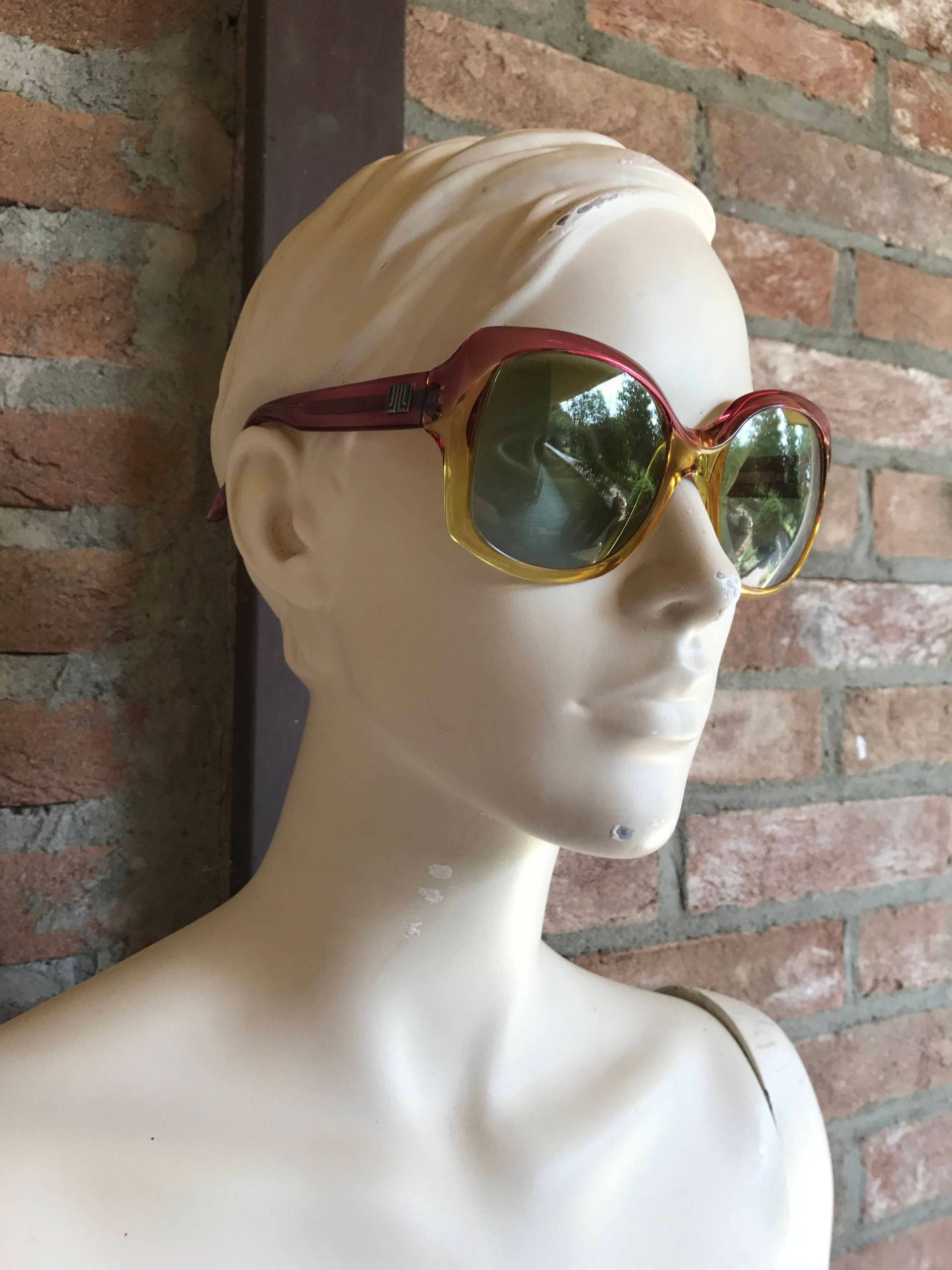 Lanvin Vintage 70Er Jahre Damen Sonnenbrille, Übergroß, Bug-Auge, Mauve Und Gelb von inlove4vintage