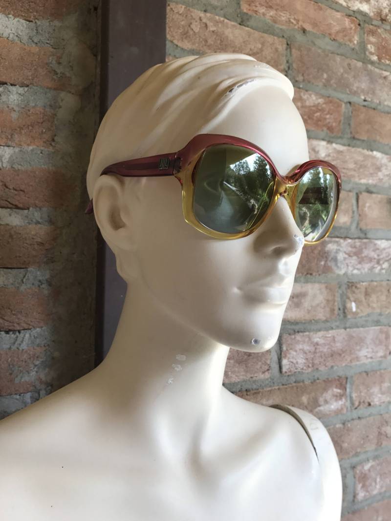 Lanvin Vintage 70Er Jahre Damen Sonnenbrille, Übergroß, Bug-Auge, Mauve Und Gelb Lanvin Vintage 70Er Jahre Damen Sonnenbrille, Übergroß, Bug-Auge, Mauve Und Gelb von inlove4vintage