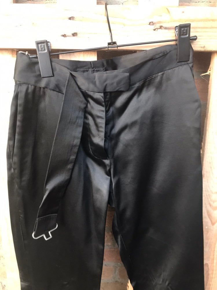 Schwarze Satinhose Von Helmut Lang Mit Befestigtem Gürtel, Schmale Und Glänzende, Elegante Damenhose von inlove4vintage