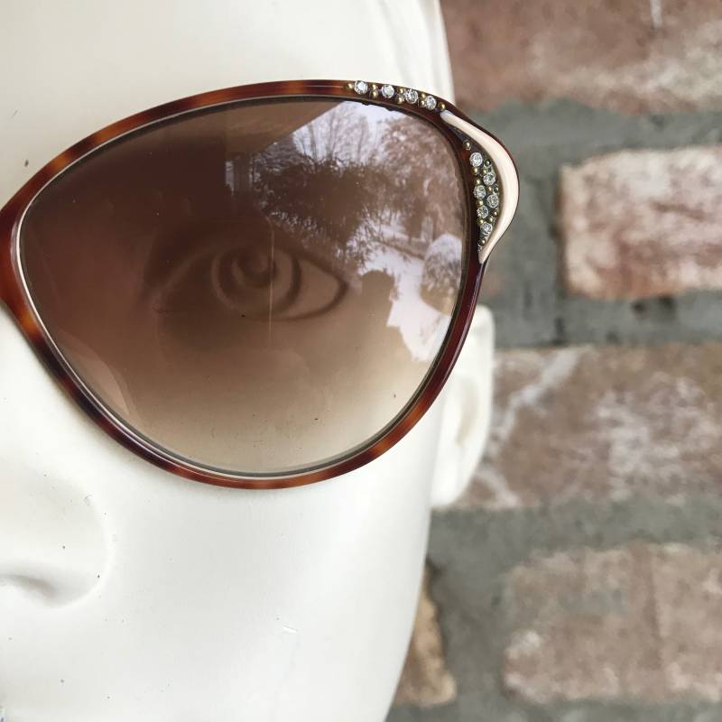 Vintage 1980Er Schmetterlings-Sonnenbrille, Oversize Schildpatt Weiß Und Kristalle Damen Nos Retro Glamour Brille Vintage 1980Er Schmetterlings-Sonnenbrille, Oversize Schildpatt Weiß Und Kristalle Damen Nos Retro Glamour Brille von inlove4vintage