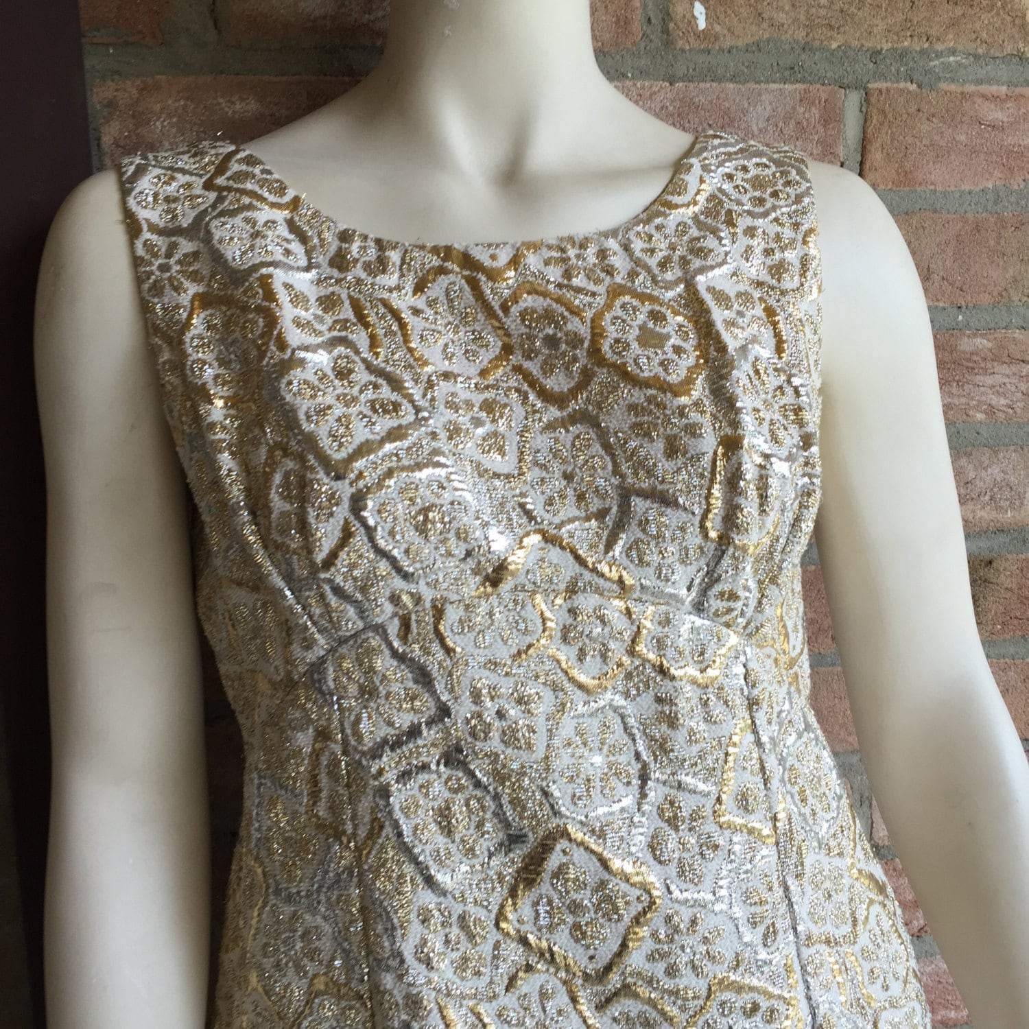 Vintage Empire Cut Abendkleid, Lurex, Gold Und Silber, Langes Kleid, Ärmelloses Maßgeschneidert, 1970 von inlove4vintage