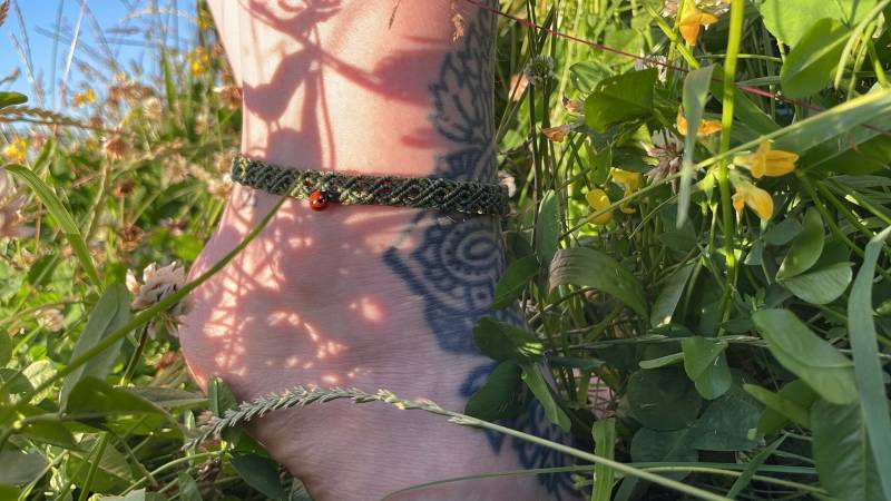 Armband Oder Fußkettchen „Dari" Makramee Personalisierbar | Schmuck Geschenk Fußkette Handgemacht von inlovewithmacrame