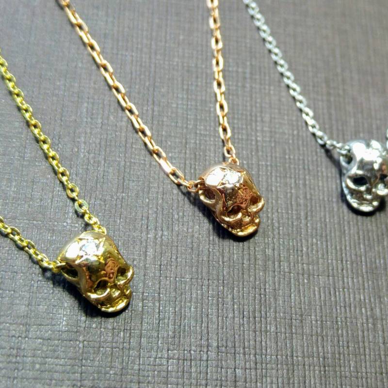 Goldene Totenkopf-Halskette, Goldener Totenkopf Und Diamant. Funky Halskette. Coole Diamant Goldene Totenkopf-Halskette, Goldener Totenkopf Und Diamant. Funky Halskette. Coole Diamant von innaheiman