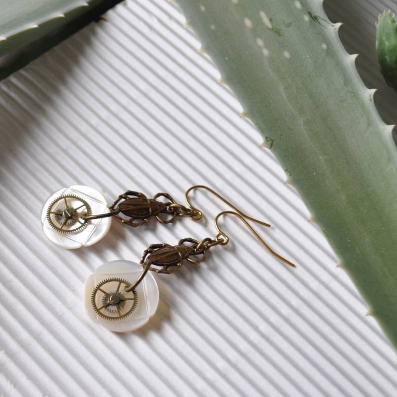 Ohrringe Bug Zahnrad Steampunk Perlmutt Käfer Knopf Mop Ohrhänger Messing Klappbrisuren von insectorium