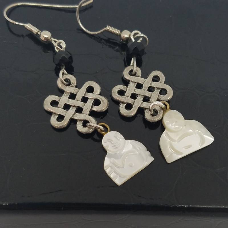 Geschnitzte Perlmutt Buddha Und Silber Ohrringe von insidejansjewelbox