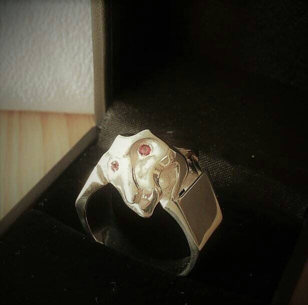 Schlangen-Gargoyle-Ring Schlangen-Gargoyle-Ring von insolyteparis