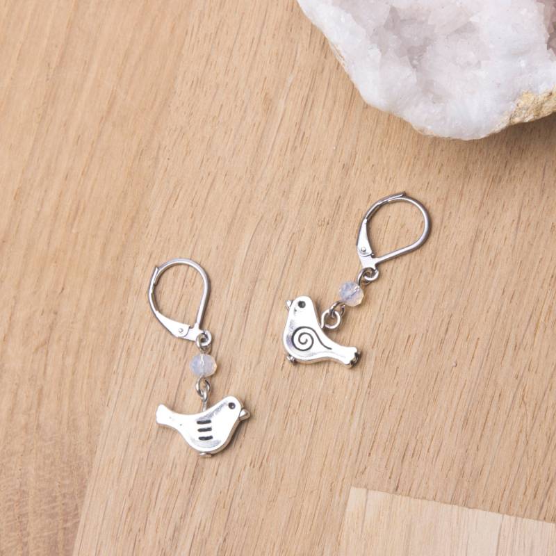 Kleiner Vogel Ohrringe Charm & Weisser Opalit Bead Anhänger, Tier Schmuck Kleiner Vogel Ohrringe Charm & Weisser Opalit Bead Anhänger, Tier Schmuck von inspira