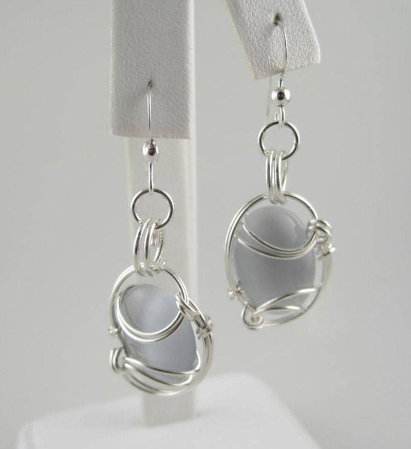 Katzenauge Ohrring, Glasohrring, Draht Gewickelt Handgemachte Grau Schmuck Katzenauge Ohrring, Glasohrring, Draht Gewickelt Handgemachte Grau Schmuck von inspiredcreationsco