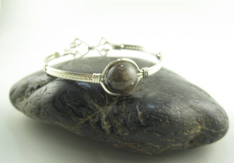 Wsb-0224 Handgemachte Grau Gefärbte Jade Armreif Draht Gewickelt Mit Argentium Sterling Silber von inspiredcreationsco