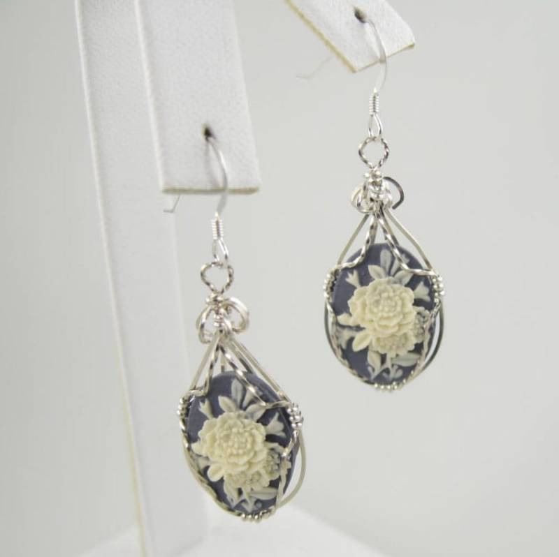 Wse-0027 Blumen Cameo Ohrring Draht Gewickelt in Sterling Silber Wse-0027 Blumen Cameo Ohrring Draht Gewickelt in Sterling Silber von inspiredcreationsco