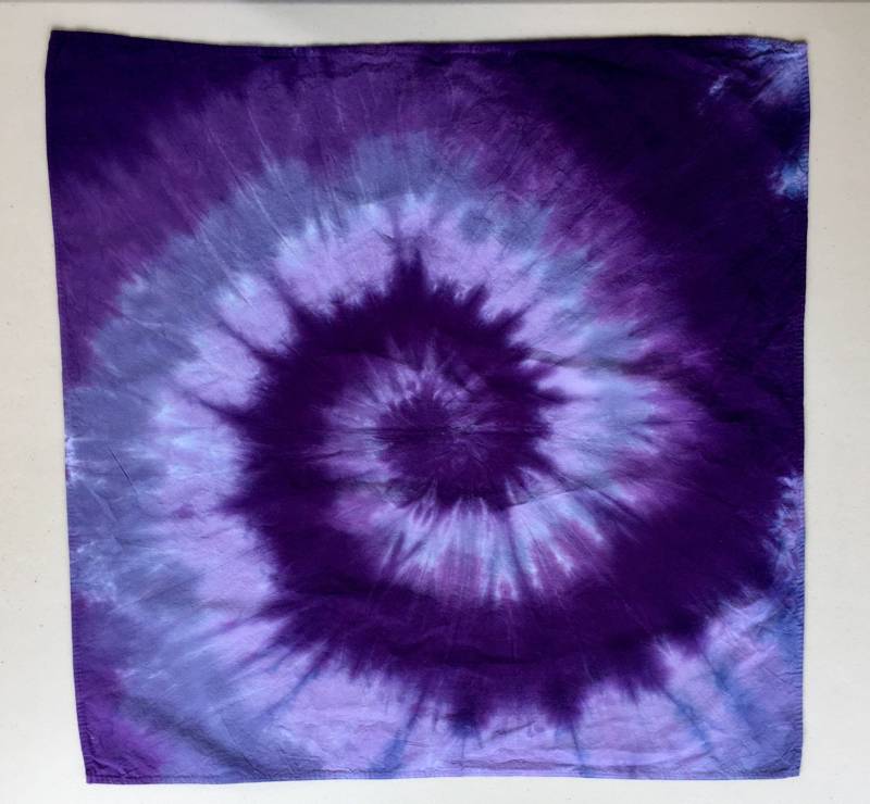 Bandanas Batik Gefärbt in Den Farben Des Regenbogens Bandanas Batik Gefärbt in Den Farben Des Regenbogens von inspiringcolor