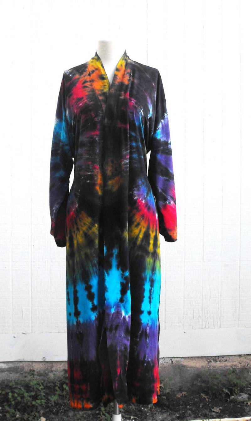 Tie Dye Robe Aus Viskose in Schwarzem Regenbogenwirbel Tie Dye Robe Aus Viskose in Schwarzem Regenbogenwirbel von inspiringcolor