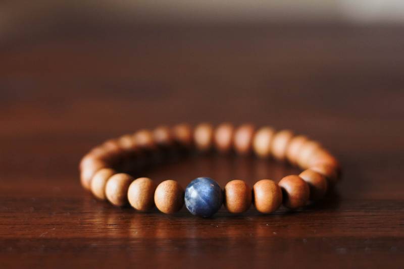 8 Mm Herren Sandelholz Armband | Holz Unisex Und Labradorit von intertwinedbybella