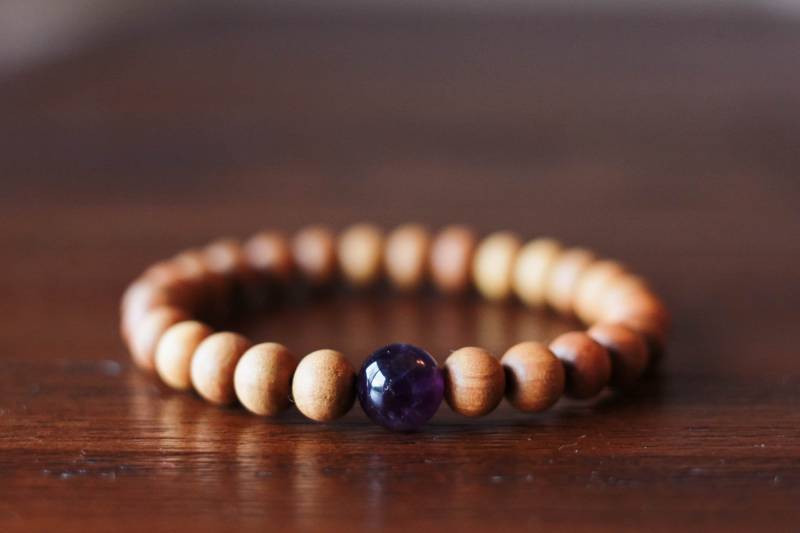 8 Mm Herren Sandelholz Und Amethyst Armband | Holz Unisex von intertwinedbybella