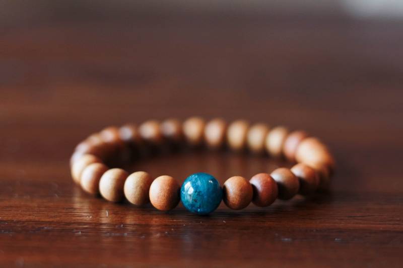 8mm Herren Armband Aus Sandelholz Und Blauem Apatit | Holz Unisex von intertwinedbybella