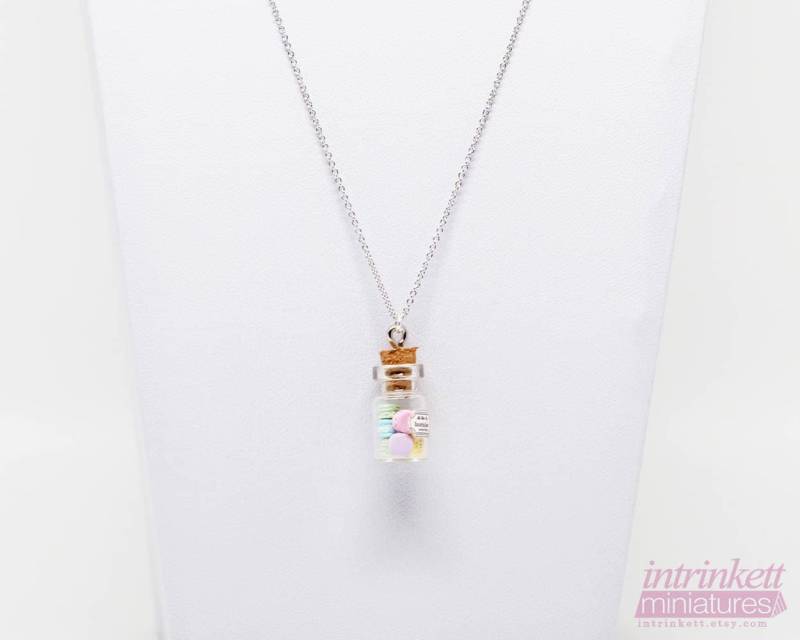 Pastell Macarons Anhänger Halskette Zierliche Miniatur Regenbogen Macaron Winzige Im Glasgefäß Handgemachter Schmuck Aus Polymer Clay Pastell Macarons Anhänger Halskette Zierliche Miniatur Regenbogen Macaron Winzige Im Glasgefäß Handgemachter Schmuck Aus Polymer Clay von intrinkett