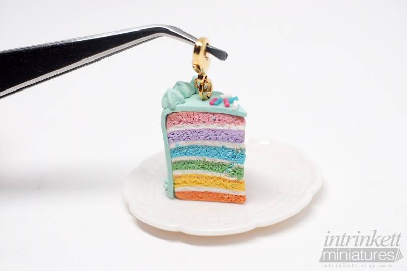 Regenbogen Kuchen Miniatur Charm Anhänger Halskette Polymer Clay Food Schmuck Jahrestagsgeschenk Kawaii Niedlicher Regenbogen Kuchen Miniatur Charm Anhänger Halskette Polymer Clay Food Schmuck Jahrestagsgeschenk Kawaii Niedlicher von intrinkett