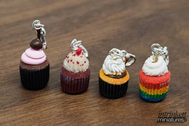 Miniatur Dekadent Cupcake Charme | Regenbogen - Roter Samt Smores Kirsche Anhänger Halskette Polymer Clay Bunter Faux Essen Schmuck Miniatur Dekadent Cupcake Charme | Regenbogen - Roter Samt Smores Kirsche Anhänger Halskette Polymer Clay Bunter Faux Essen Schmuck von intrinkett