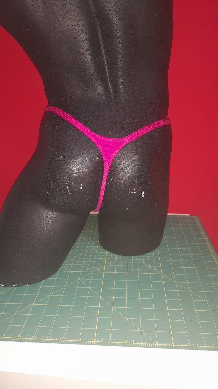 Viele Vinyl Stoffe Bulge String Mit Kleinem Dreieck Am Po Und Ca 14mm Bänder von intymofashion