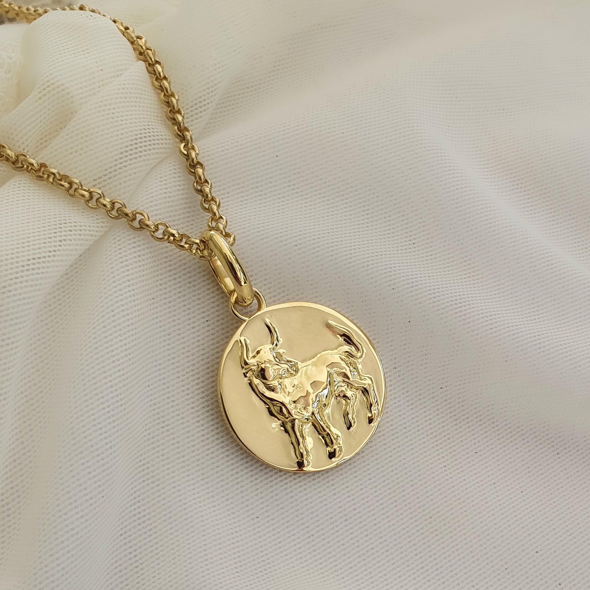 Gold Taurus Münze Anhänger Zodiac Halskette Bull Schmuck Für Frauen Oder Männer Tier Liebhaber Geschenk Mai Geburtstag Astrologie Charme Trending Now Gold Taurus Münze Anhänger Zodiac Halskette Bull Schmuck Für Frauen Oder Männer Tier Liebhaber Geschenk Mai Geburtstag Astrologie Charme Trending Now von ioolaboutique
