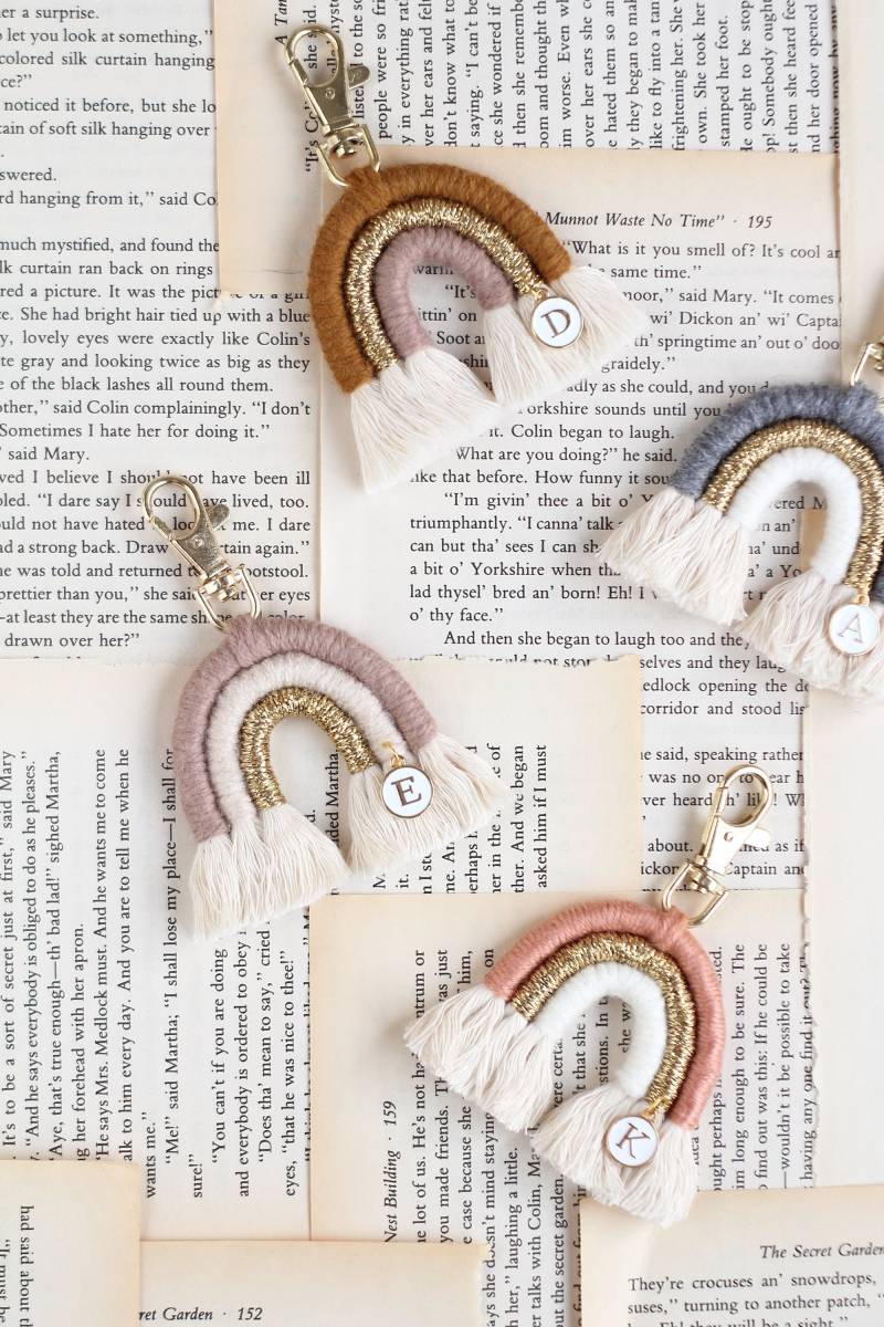 Personalisierte Makramee Regenbogen Schlüsselbund Mit A-Z Buchstaben Charms, Schlüsselring Alphabet Anhänger, Benutzerdefinierte Farbauswahl Personalisierte Makramee Regenbogen Schlüsselbund Mit A-Z Buchstaben Charms, Schlüsselring Alphabet Anhänger, Benutzerdefinierte Farbauswahl von ipekids