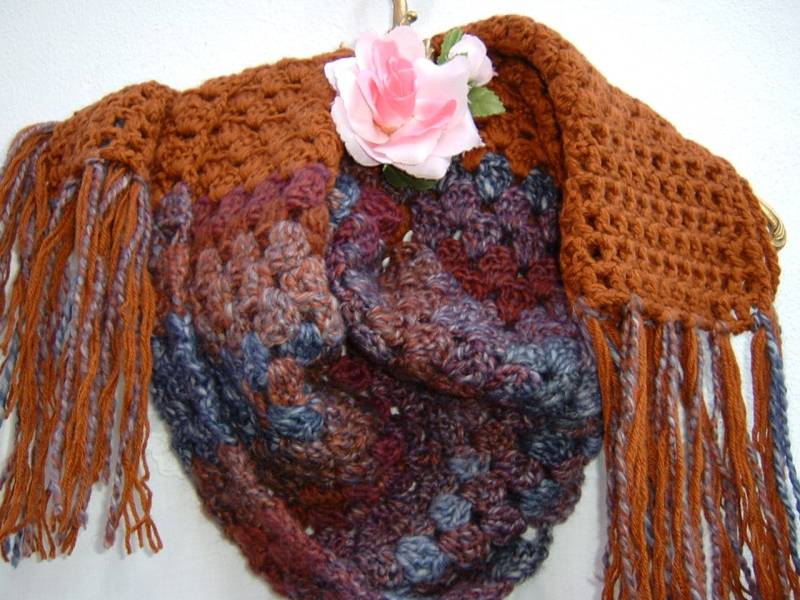 Häkelschal Aus Wolle - Stola Mehrfarbigem Und Braunem Garn Mit Oma-Muster Rechteckiger Schal Fransen von ipizzidianto