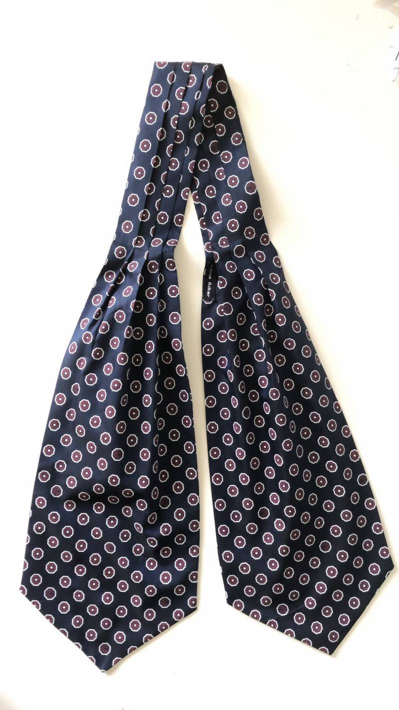 Ascot, Krawatte, Herrenzubehör, Geschenk, Baumwolle 100%, Floral Print Navy Blue Krawatte von irenaadler