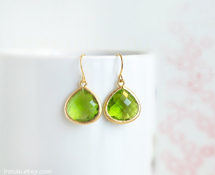 Apfelgrün Glasohrringe Tropfen, August Geburtsstein Peridot Grüne Ohrringe, Ohrringe Träne Glas, Vergoldete Baumeln von irenau