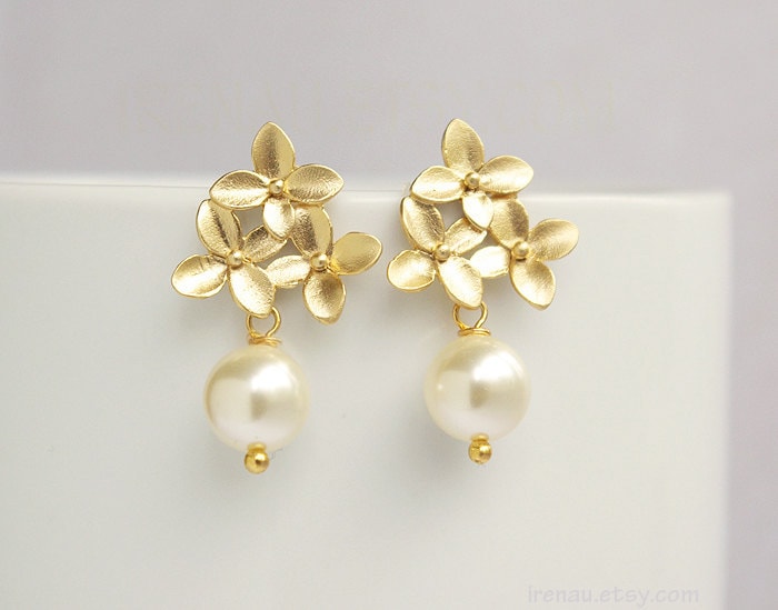 Braut Ohrringe Perle, Blume Blüte, Hochzeit Baumeln, Weiße Creme Perlen Ohrringe, Brautjungfer Zarte von irenau