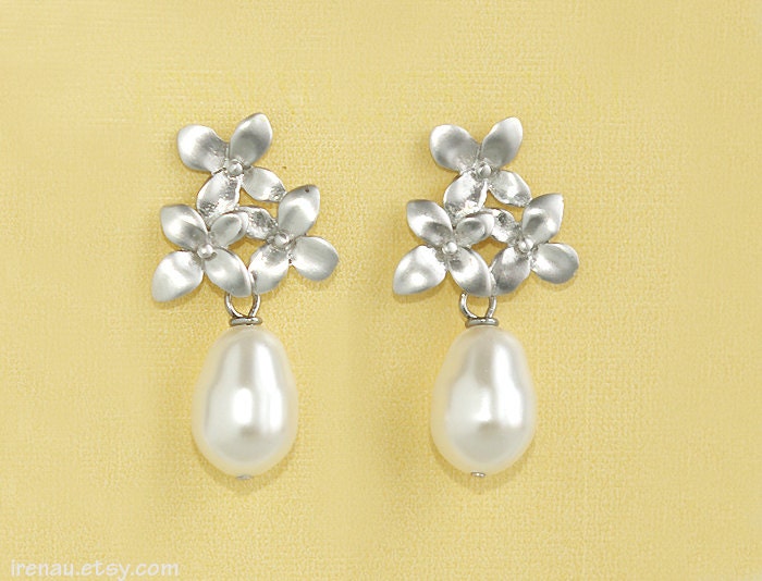 Braut Perlen Ohrringe, Silber Blumen Ohrstecker, Blüten Hochzeit Ohrringe Swarovski Weiß Tropfen von irenau