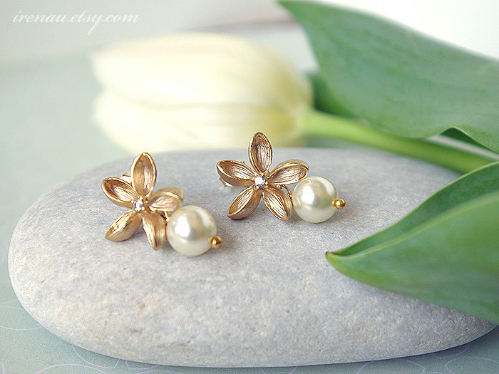 Frangipani Ohrringe, Gold Post Swarovski Perlen Juni Geburtsstein Schmuck, Plumeria Ohrstecker von irenau