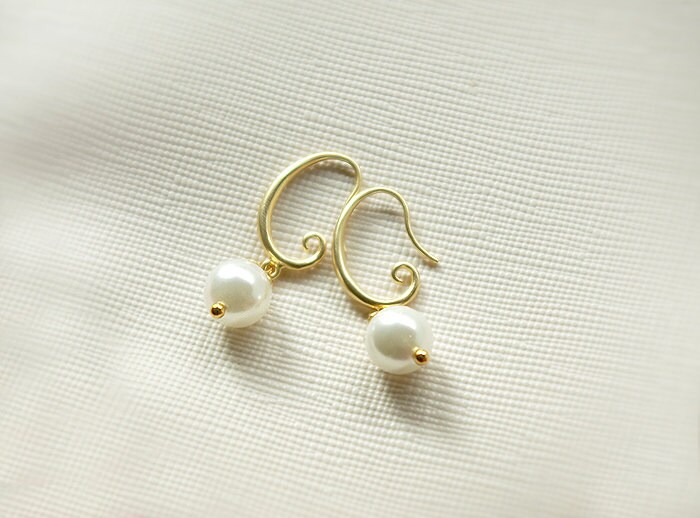 Juni Geburtsstein Ohrringe, Gold Perlen Und Tropfen Perlmutt Hübsche Baumeln von irenau