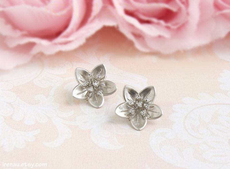 Kirschblüten Ohrstecker, Silber Blumen Gold Schmuck, Zierliche Ohrringe, Zirkonia Sterling Ohrringe von irenau