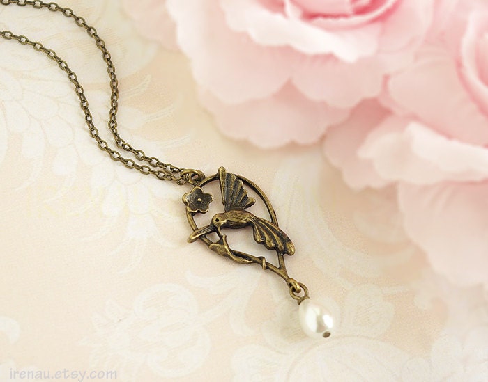 Kolibri Halskette, Tropfen Weißer Perlenanhänger, Antik Messing Wald Schmuck Vintage Stil Halskette von irenau