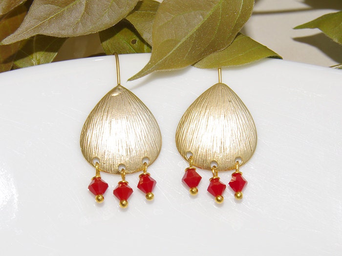 Korallenohrringe, Goldohrringe, Blütenblatt Ohrringe, Ohrhänger, Draht Gewickelt, Roter Tropfen, Tiefrote Alltägliche Koralle Rot von irenau
