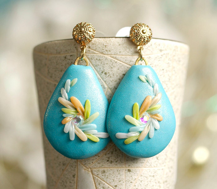 Polymer Clay Blue Sky Und Florale Details Gold Tropfen Ohrringe von irenau
